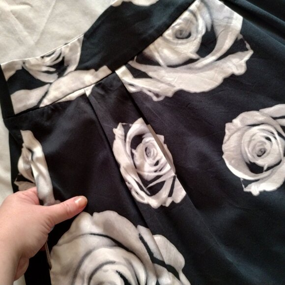 WHITE HOUSE BLACK MARKET Black & White ROSE Print Full PLEATED Skirt Sz 8 - Picture 3 of 6
